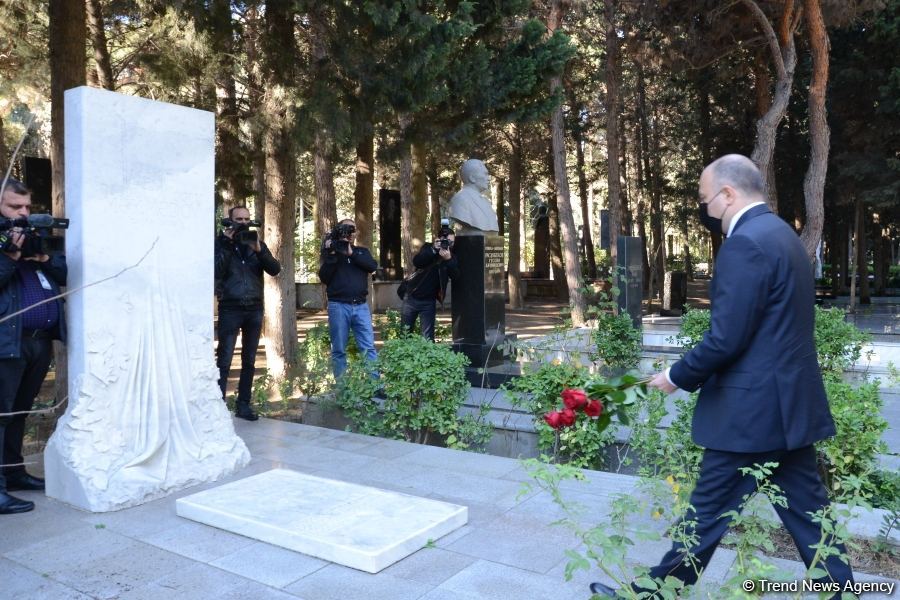 Представители минкультуры Азербайджана и деятели искусства посетили Аллею почетного захоронения (ФОТО)