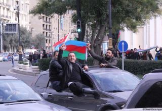 На улицах Баку массовое шествие в честь победы Азербайджана над Арменией (ВИДЕО, ФОТО)