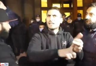 Протестующие в Ереване двинулись в резиденцию президента Армении (ВИДЕО)