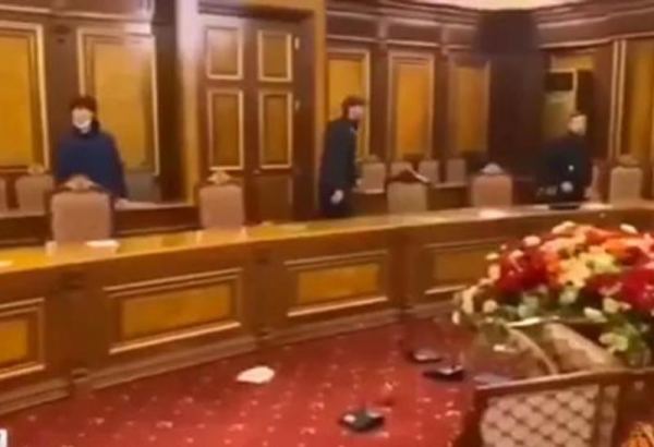 Armenian protesters break into gov't building looking for Pashinyan (VIDEO)