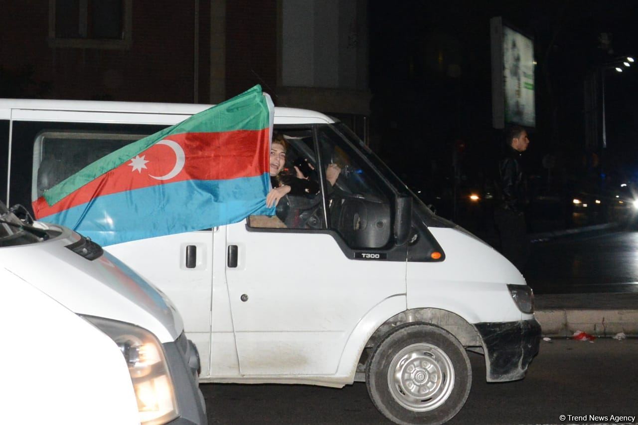 Baku residents celebrating victory in Karabakh war (PHOTO/VIDEO)