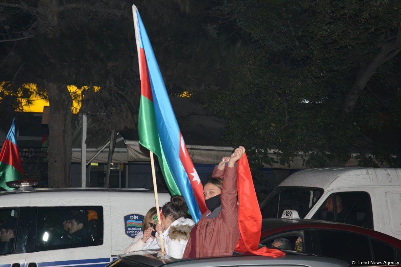 Baku residents celebrating victory in Karabakh war (PHOTO/VIDEO)