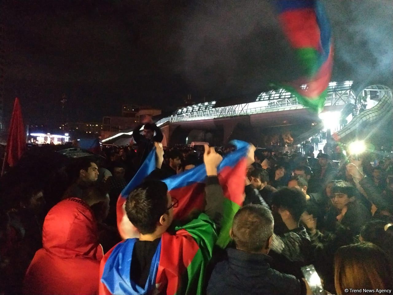 Baku residents celebrating victory in Karabakh war (PHOTO/VIDEO)
