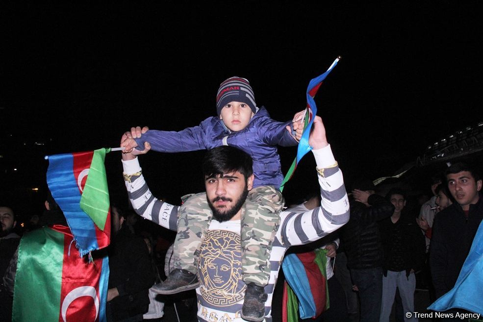 Баку до утра праздновал победу Азербайджана над Арменией - фейерверки, песни, танцы! (ВИДЕО, ФОТО)