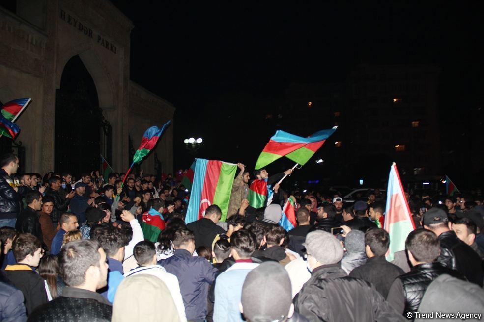 Баку до утра праздновал победу Азербайджана над Арменией - фейерверки, песни, танцы! (ВИДЕО, ФОТО)
