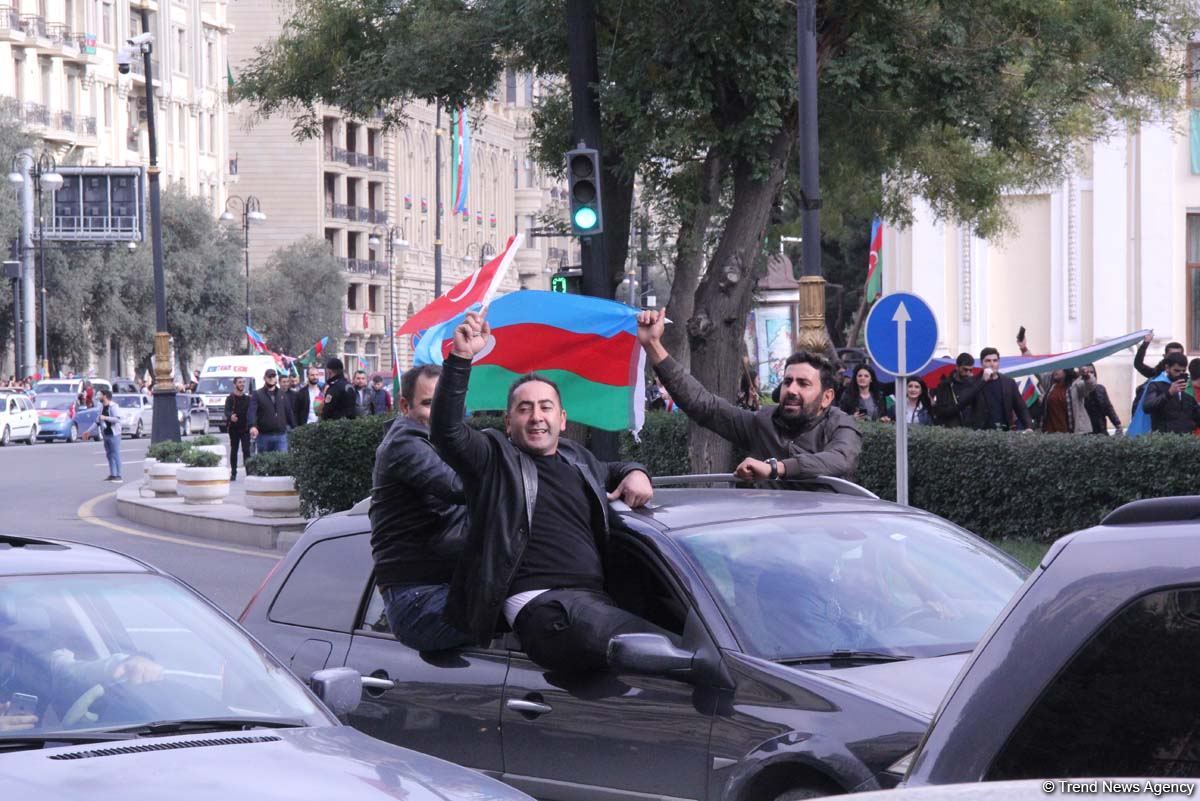 На улицах Баку массовое шествие в честь победы Азербайджана над Арменией  (ВИДЕО, ФОТО)