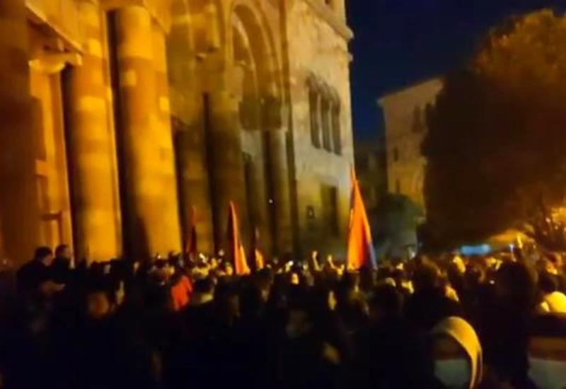 Protesters block central square in Yerevan
