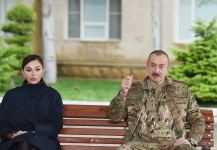 Президент Азербайджана Ильхам Алиев и Первая леди Мехрибан Алиева встретились с военнослужащими, проходящими лечение в Клиническом медцентре №1 (ФОТО) (версия 2)