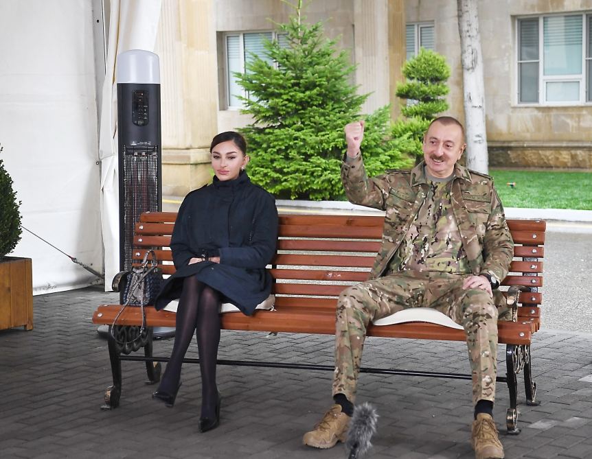 Президент Азербайджана Ильхам Алиев и Первая леди Мехрибан Алиева встретились с военнослужащими, проходящими лечение в Клиническом медцентре №1 (ФОТО) (версия 2)