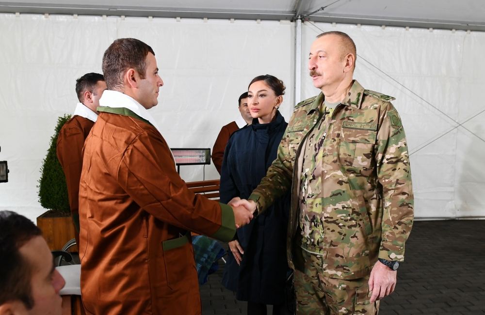 Azerbaijani president, first lady meet servicemen undergoing treatment (PHOTO)