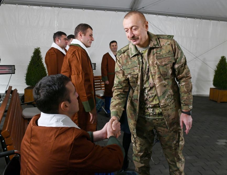 Azerbaijani president, first lady meet servicemen undergoing treatment (PHOTO)