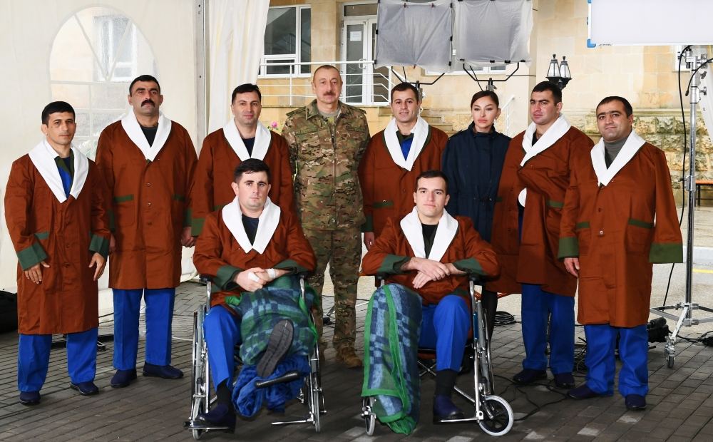 Azerbaijani president, first lady meet servicemen undergoing treatment (PHOTO)