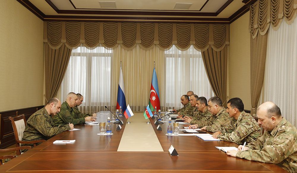 Министр обороны Азербайджана встретился с командующим миротворческими силами России