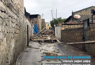 В Сураханском районе Баку из-за ливня рухнул каменный забор, повреждена газовая линия (ФОТО)
