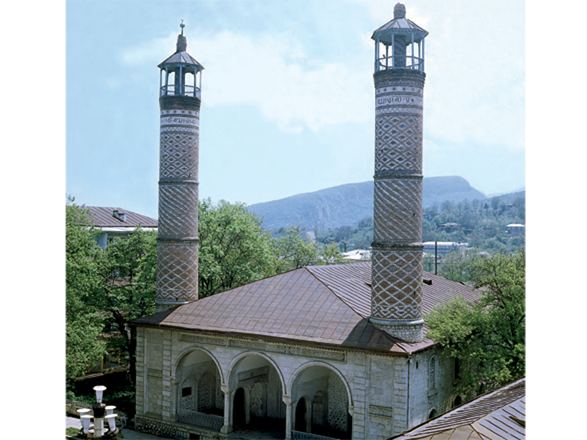 В мечеть города Шуша дали свет – на минарете флаг Азербайджана (ВИДЕО)