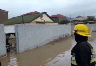 Для эвакуации людей с затопленных территорий в Баку привлечены силы МЧС (ФОТО)