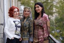 От Нью-Йорка до Баку - Удивительная красота и изящество цветка Xары бюльбюль в коллекциях азербайджанских дизайнеров (ФОТО) - Gallery Thumbnail