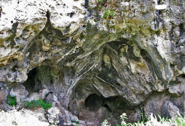 Флаг Азербайджана на входе в древнюю Азыхскую пещеру - факты из истории  (ВИДЕО,ФОТО)