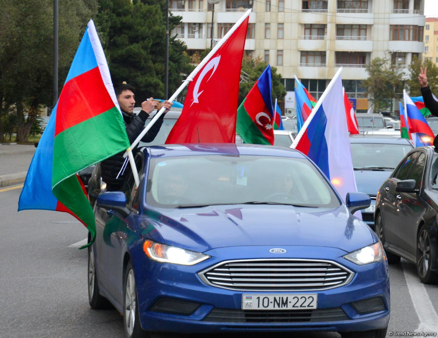 Ağdamın işğaldan azad edilməsi münasibəti ilə Bakıda Qələbə yürüşü keçirilir (FOTO)