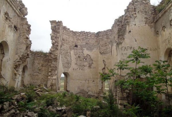 Русские актеры осудили разрушение армянскими вандалами единственной православной церкви в Нагорном Карабахе (ФОТО)