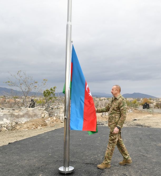 Президент Азербайджана Ильхам Алиев поднял флаг Азербайджана в Агдаме (ФОТО)