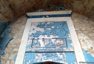 Пророческие слова из Корана на входе в чудом уцелевшую Агдамскую мечеть (ФОТО)