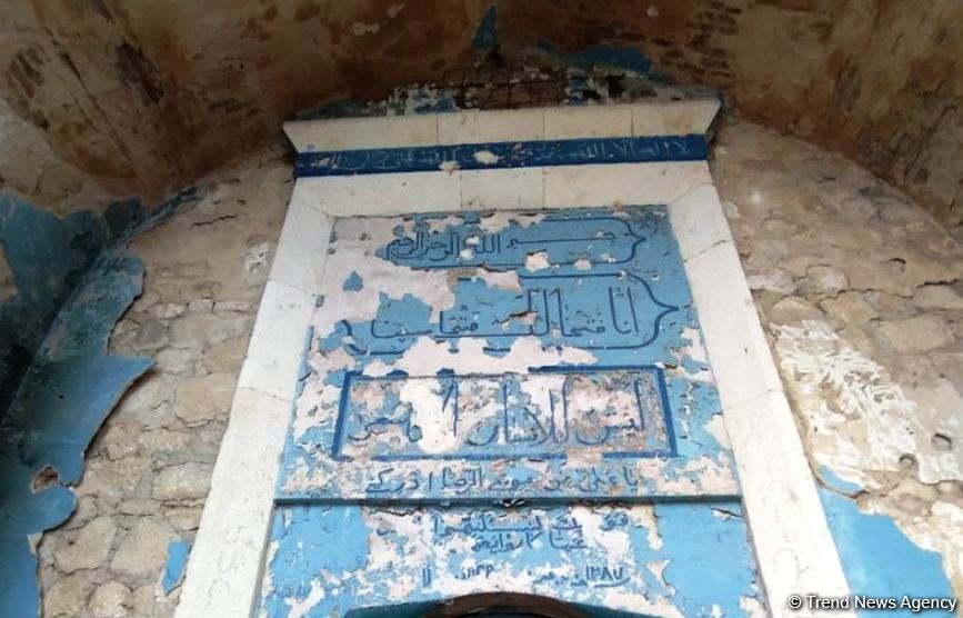 Пророческие слова из Корана на входе в чудом уцелевшую Агдамскую мечеть (ФОТО)