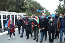 Azerbaijani refugees from Kalbajar visit Martyrs Alley (PHOTO)