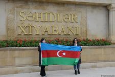 Azerbaijani refugees from Kalbajar visit Martyrs Alley (PHOTO)