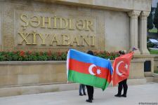 Azerbaijani refugees from Kalbajar visit Martyrs Alley (PHOTO)