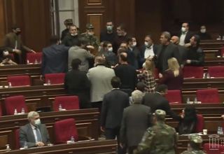 Ermənistan parlamentində dava: Hakim partiyanın deputatları müxalifətçilərə hücum edib