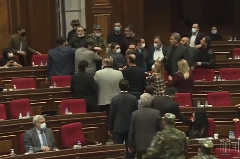Ermənistan parlamentində dava: Hakim partiyanın deputatları müxalifətçilərə hücum edib