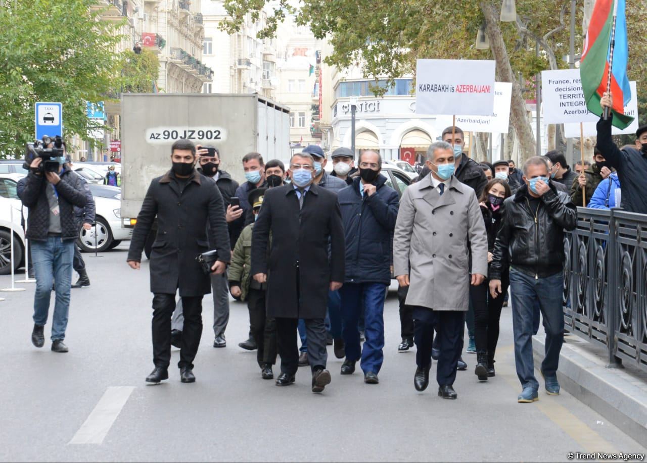 Etirazçılar Fransa səfirliyi qarşısında bəyanat səsləndirib (ƏLAVƏ OLUNUB) (FOTO/VİDEO)
