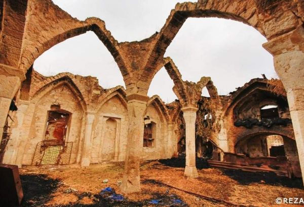 В Карабахе я увидел разрушенные кладбища и мечети, превращенные в хлев - известный фотограф(ФОТО)
