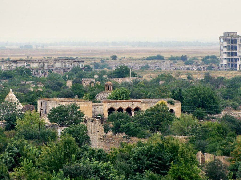 Посмотрите, во что превратили Дворец Панах Али-хана армянские вандалы (ФОТО)