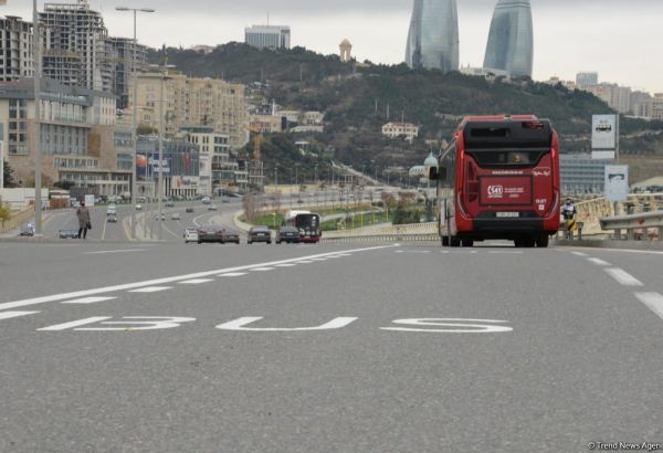 На ряде улиц и проспектов Баку создаются спецполосы для автобусов (ФОТО)