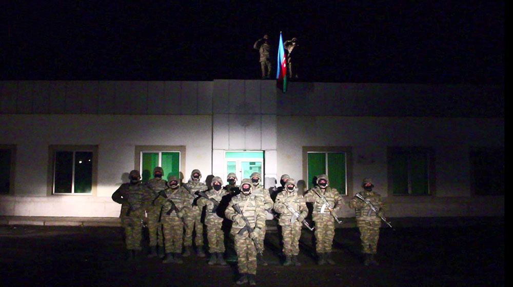 В освобожденном от оккупации Лачинском районе поднят азербайджанский флаг (ВИДЕО)