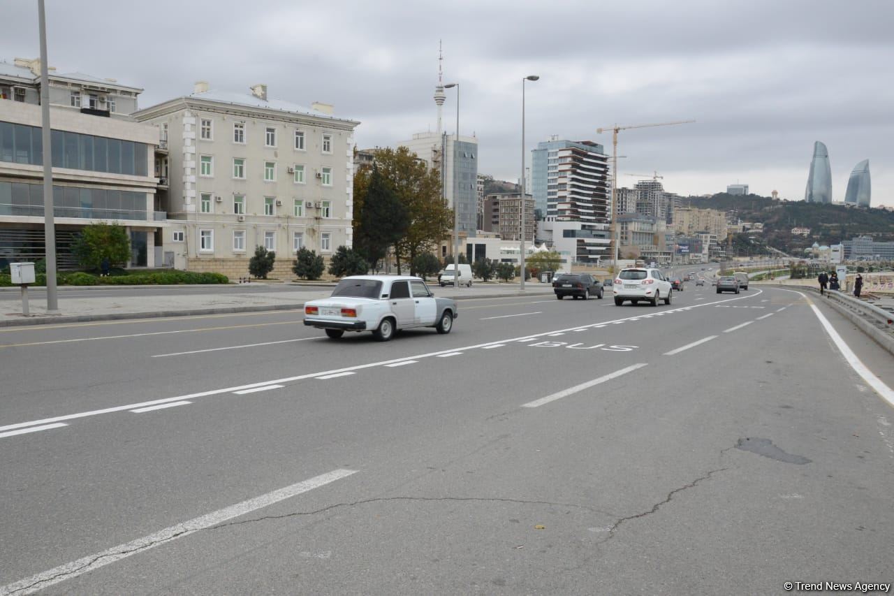 На ряде улиц и проспектов Баку создаются спецполосы для автобусов (ФОТО)