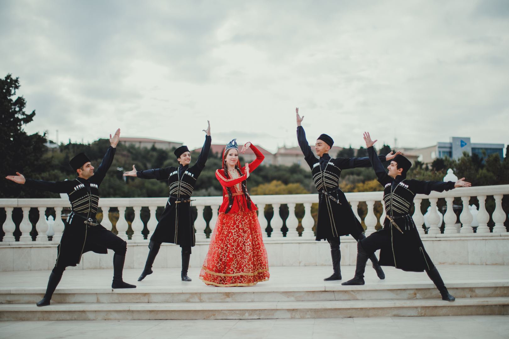 Победные танцы перед Девичьей башей и Пламенными башнями в Баку (ВИДЕО, ФОТО)