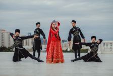 Победные танцы перед Девичьей башей и Пламенными башнями в Баку (ВИДЕО, ФОТО)