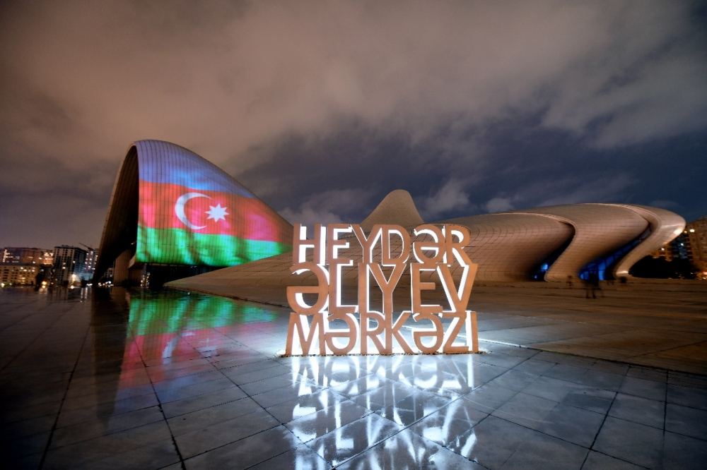 Центр Гейдара Алиева, "Пламенные башни" и Бакинский Олимпийский стадион подсвечены цветами азербайджанского флага (ФОТО)