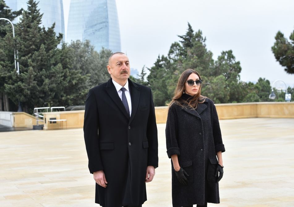 Президент Ильхам Алиев и Первая леди Мехрибан Алиева почтили память шехидов (ФОТО/ВИДЕО)