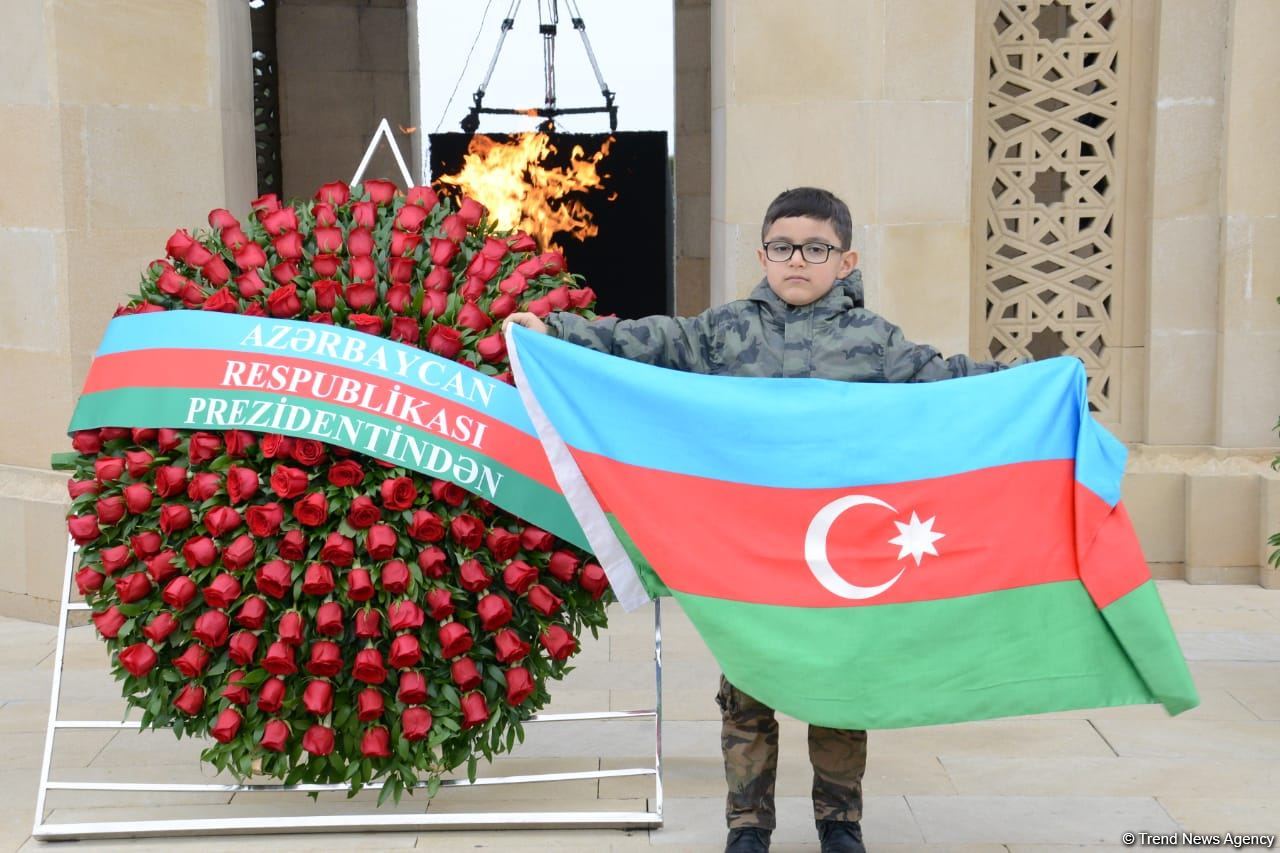Azerbaijani public reveres memory of martyrs of Karabakh conflict (PHOTO)