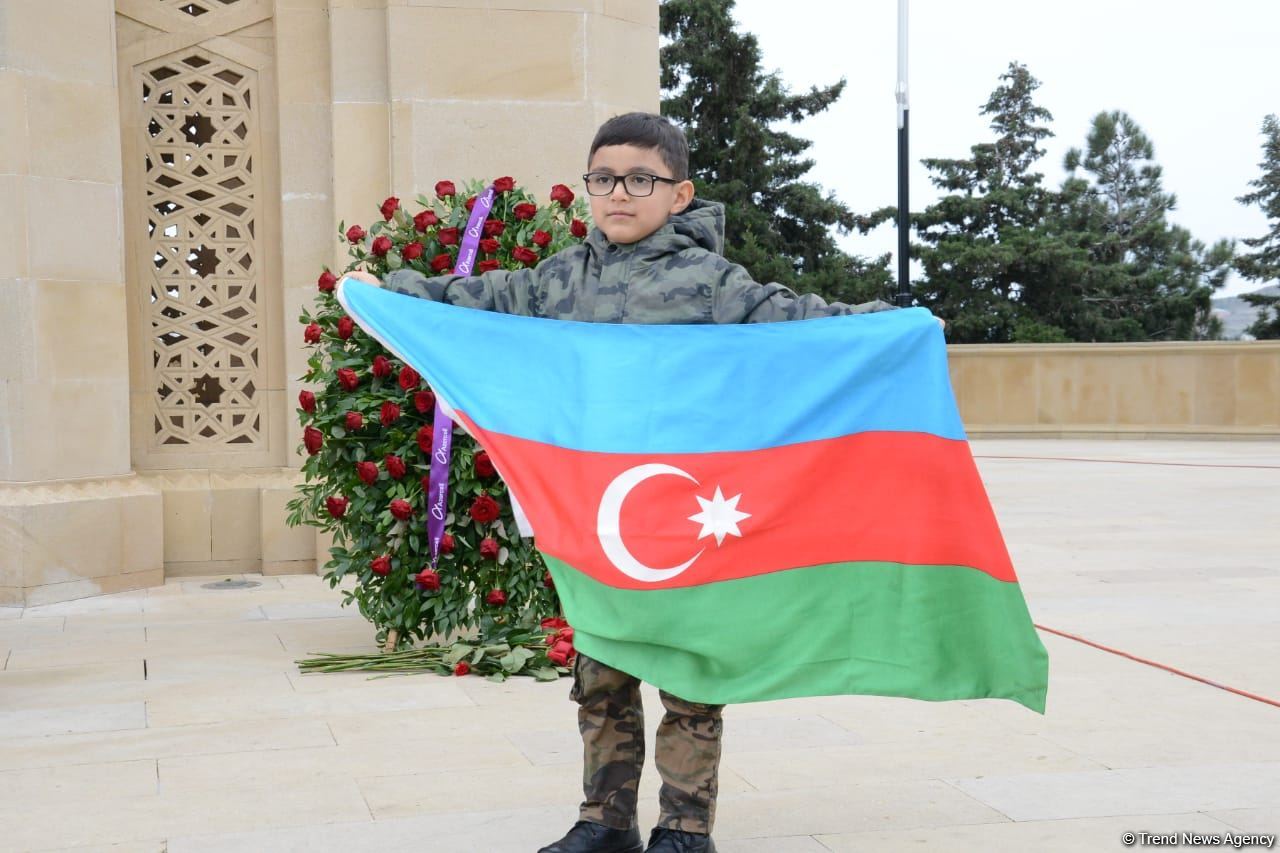 Azərbaycan xalqı Şəhidlər Xiyabanını ziyarət edir (FOTO) - Gallery Image