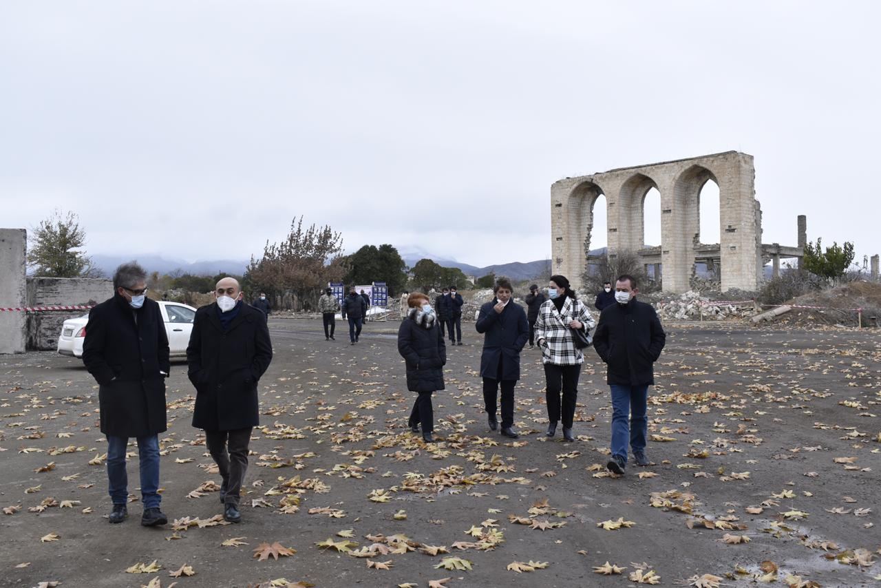 Итальянские депутаты посетили освобожденный от оккупации город Агдам (ФОТО)