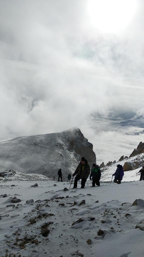 Группа азербайджано-турецких альпинистов взошла на вершины "Пик Гейдара" и "Пик Ататюрка" (ФОТО)