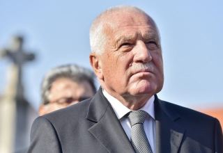 Бывшего президента Чехии оштрафовали за маску на подбородке