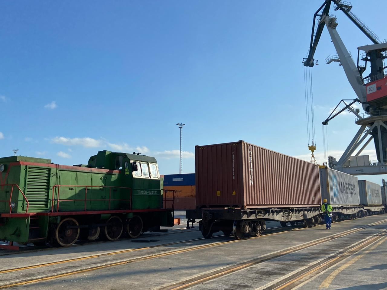 В порт Алят прибыл первый контейнерный поезд из Узбекистана