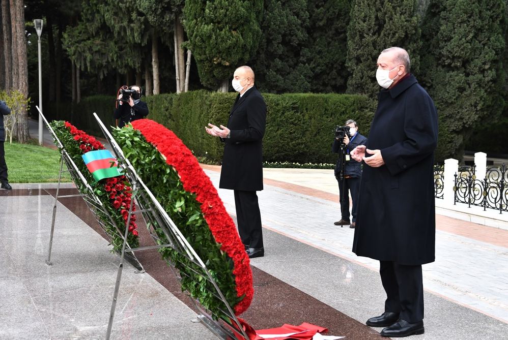 Azerbaijani, Turkish presidents pay respect to national leader Heydar Aliyev (PHOTO)