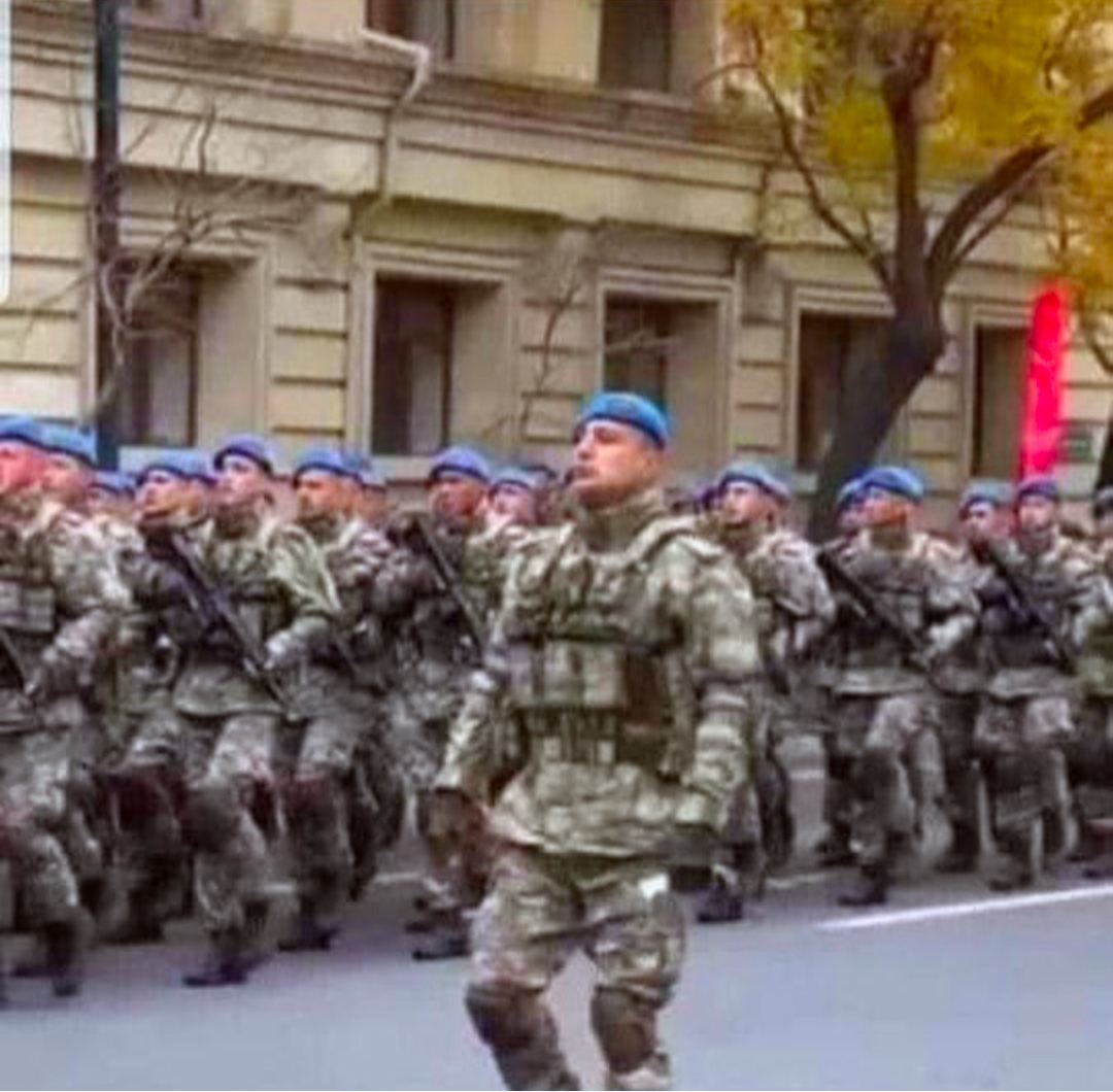 Азербайджанский воин из турецкого спецназа, который командовал шествием по улицам Баку (ВИДЕО)